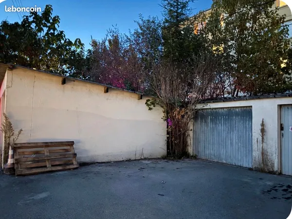 Garage fermée plus une place en avant