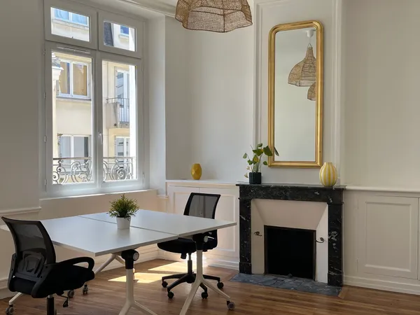 A louer bureau fermé pour 4 personnes dans grand bureau partagé - Nantes Centre