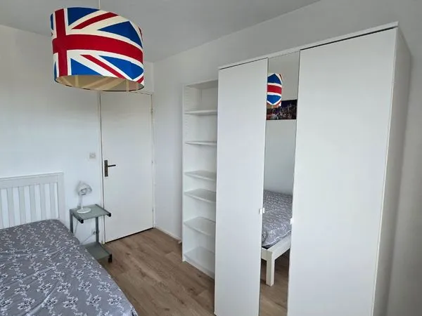 Chambre libre rénovée dans colocation calme