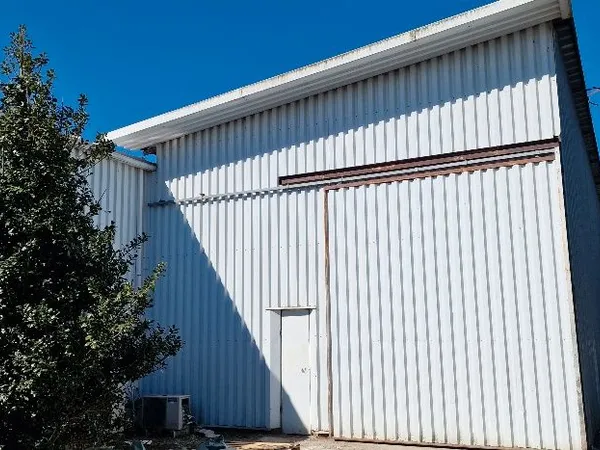 ENTREPÔT / LOCAL DE STOCKAGE — 110 m² — Accés camions-dans parc clos-Proximité immédiate Rocade Bord