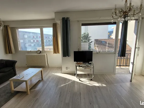 Grand T2 de 65,54 m² - Calme, traversant, lumineux avec vues sur les montagnes proche tout commerce 
