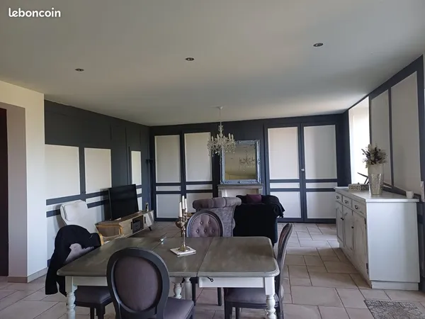 Maison mitoyenne dans ancien château de village- cachet et authenticité