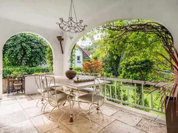 Maison 8 pièces 220 m²