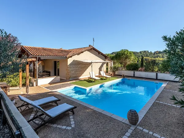 Plain-pied, piscine et vue dégagée