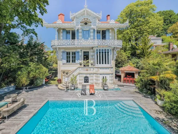 VILLA TROCADÉRO — PROPRIÉTÉ HISTORIQUE AVEC PISCINE AU CŒUR DE L