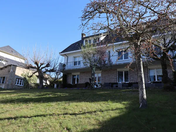 CORREZE. Ville de CORREZE. Maison en pierre avec une belle vue, 6 chambres (ou 4 et un appartement s