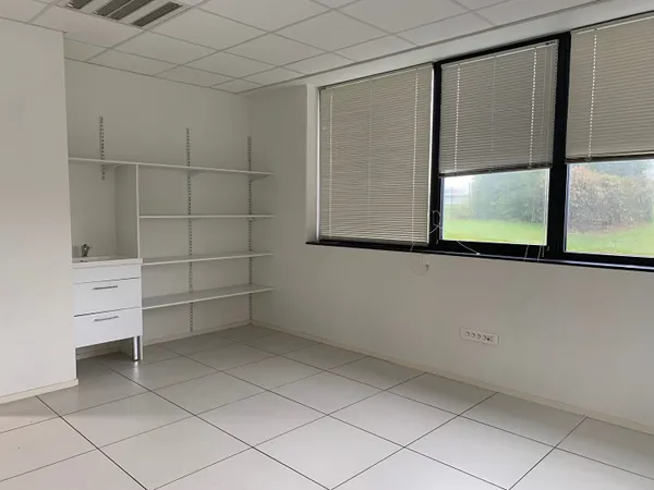 A LOUER BUREAUX BORD RN 12 -LAMBALLE 22400