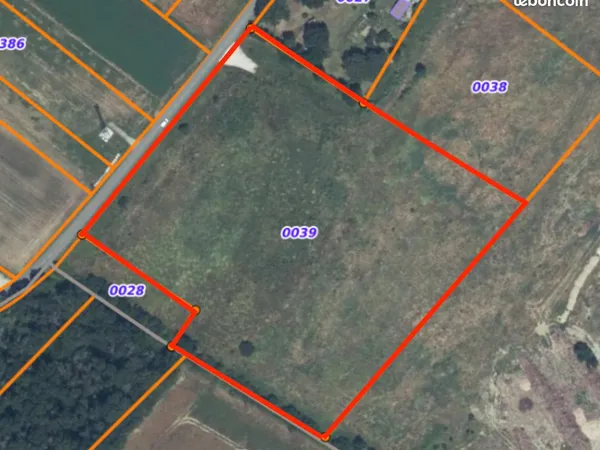 Terrain de 2 hectares en bord de route