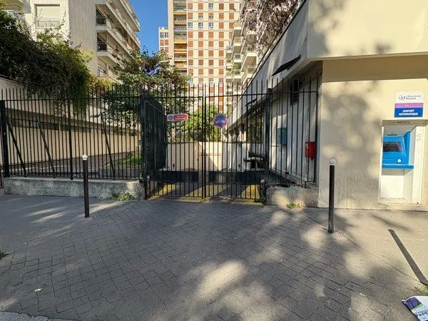 Parking 75020