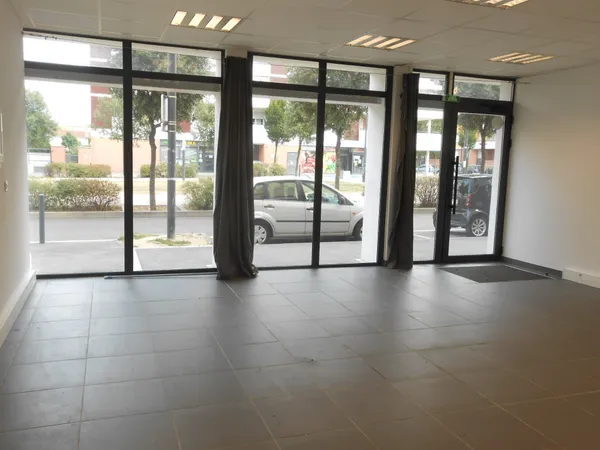 Local recent ! / Zone commerciale des Ponts Jumeaux