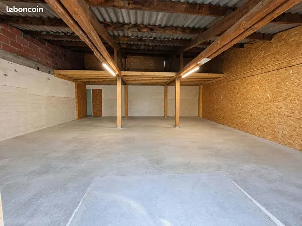 Box / local de stockage 67 m² + mezzanine 24 m² - Gurs
