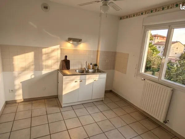Appartement traversant, centre-ville, avec balcon et garage (option), au calme, dans son écrin de ve