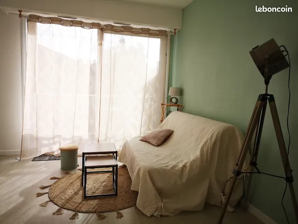 Studio avec balcon, parking et cave - Proche gare et port