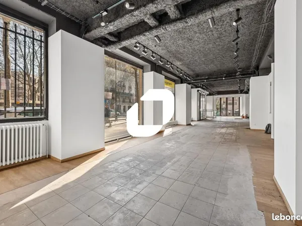 Local commercial 182 m²