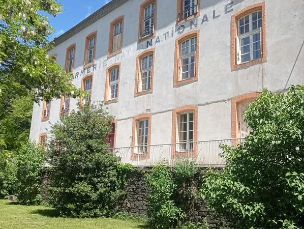 APPARTEMENTS A VILLEFORT dans grande maison