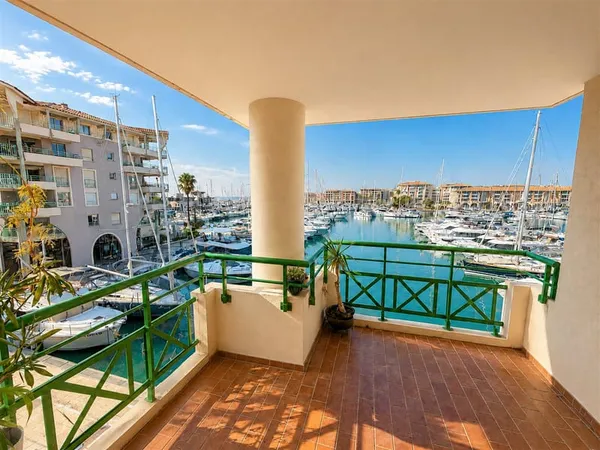 Port Fréjus - Superbe T2 de 51 m² avec magnifique balcon et vue imprenable sur le port