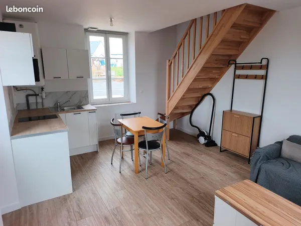 T2 duplex meublé rénové avec terrasse et parking - Pommeret