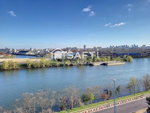 Bel appartement avec vue sur La Seine et La Défense
