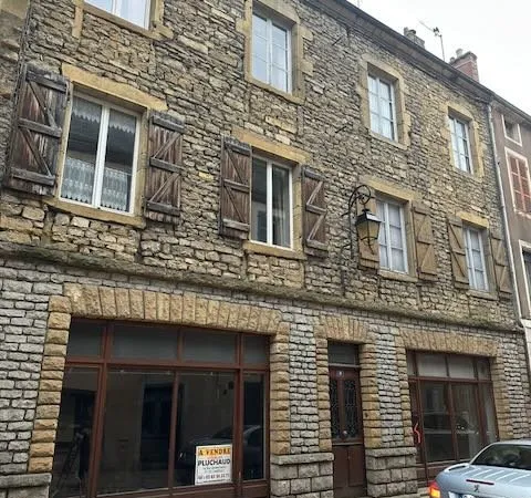Immeuble de ville proche commerces.