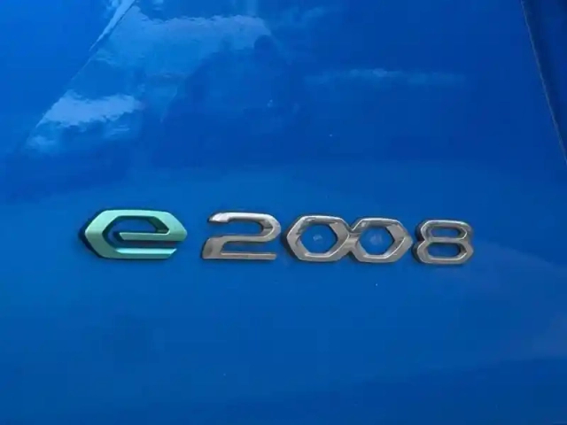 Peugeot 2008 e- 136ch gt pack — photo 10