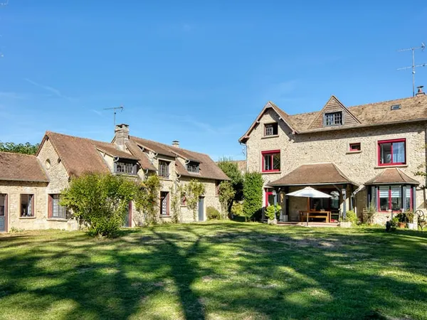 Propriété de charme avec sa dépendance au bord de l'Eure