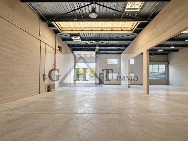 À LOUER LOCAL D'ACTIVITÉ ENTREPÔT 450 M² BRIE-COMTE-ROBERT