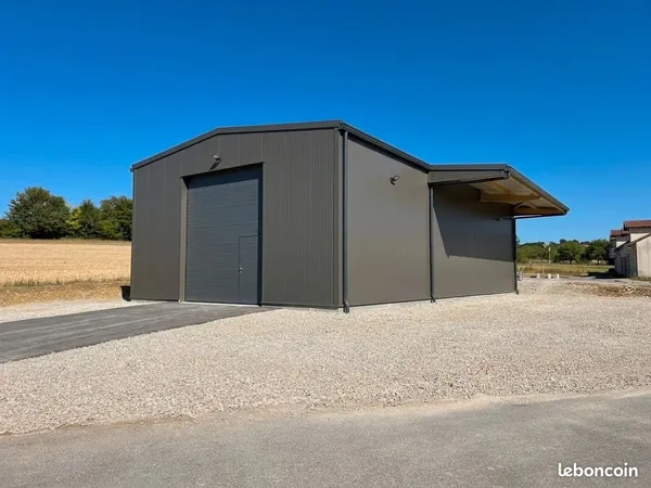 À LOUER - Local d'activité / Entrepôt neuf isolé - 170 m² + cour clôturée