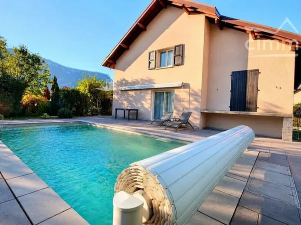 SPACIEUSE MAISON FAMILIALE DE 177 M² AVEC PISCINE ET DÉPENDANCES