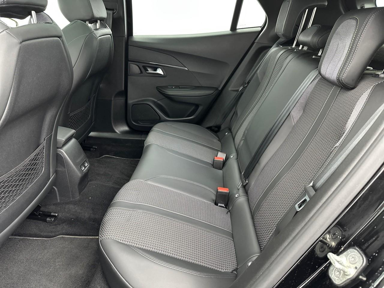 Peugeot 2008 puretech 130 s&s eat8 gt — photo 12
