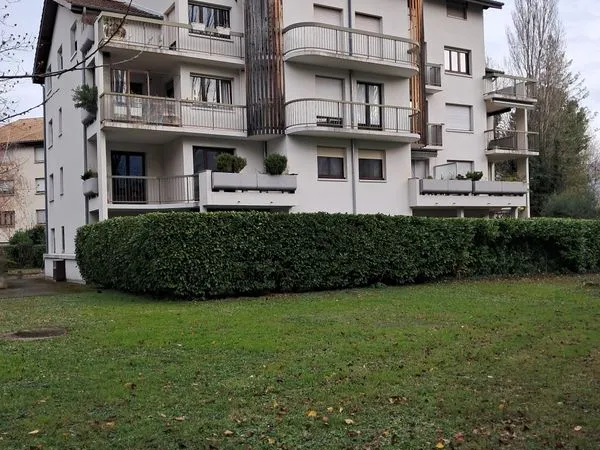 Résidence "Le Saint Cloud" ECHIROLLES Très beau T2, en rez de jardin