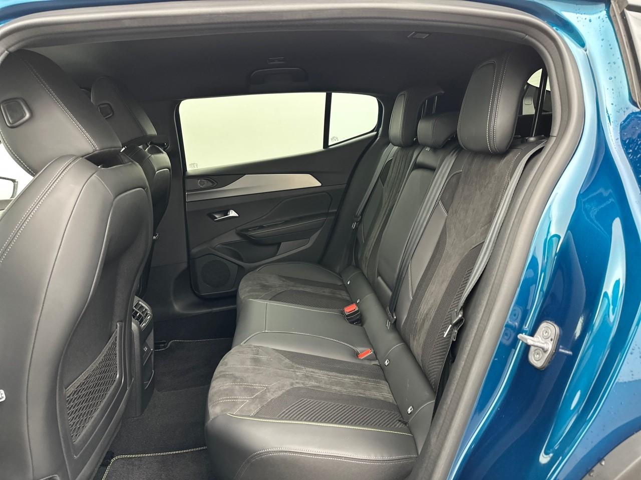 Peugeot 408 phev 180 e-eat8 gt — photo 12