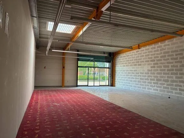 Local commercial 300 m²