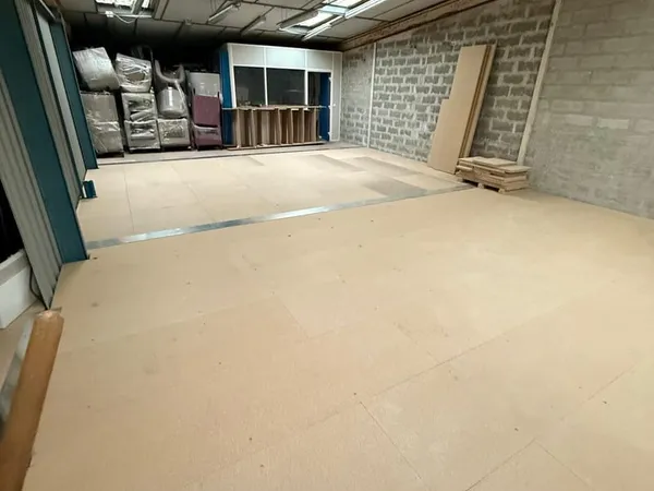 Entrepôt à usage de stockage ou bureau