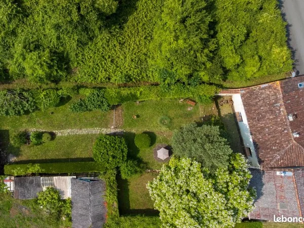 BURIE (17) : Maison d'habitation de 165 m² avec grand jardin au coeur du bourg