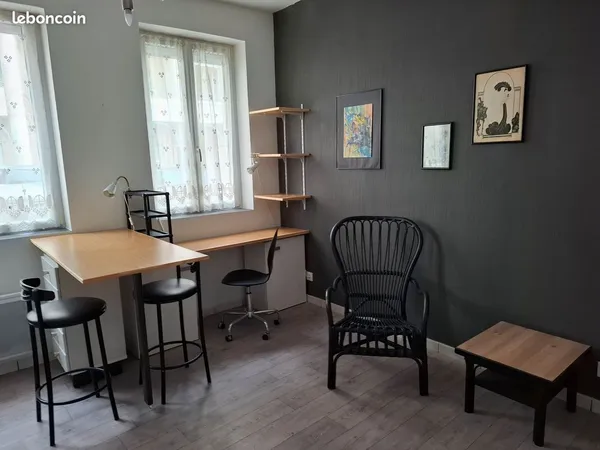 STUDIO de 21m2 meublé - - à proximité immédiate du métro D-