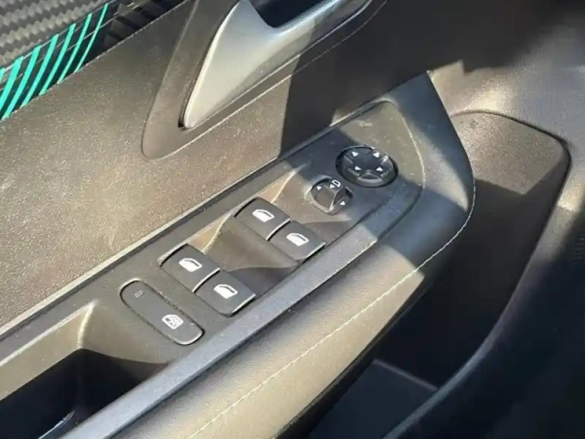 Peugeot 208 e- 136ch allure pack — photo 10