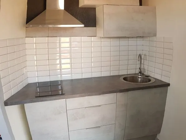 Superbe logement rénové dans tour calme. CHAUFFAGE INCLUS