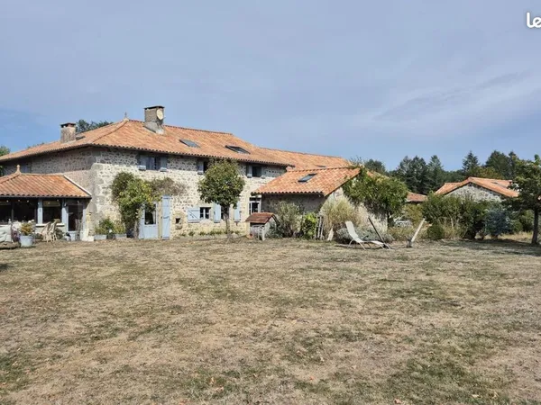 Maison 8 pièces 317 m²