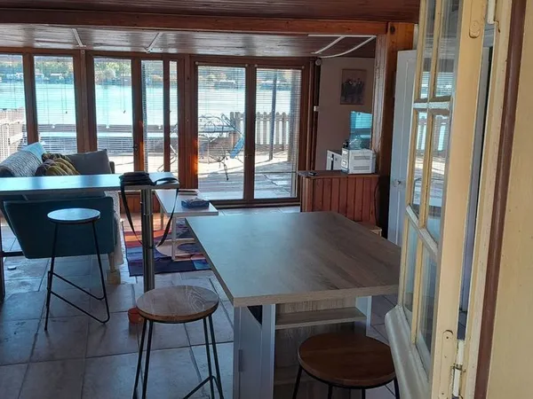 Chalet avec ponton