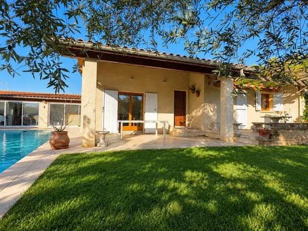 Maison avec piscine, sous-sol complet et double garage.
