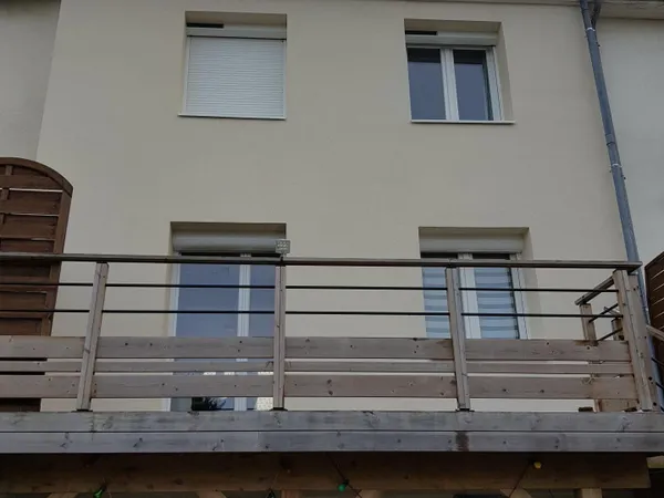 Maison 3 chambres avec double terrasse dans quartier calme.