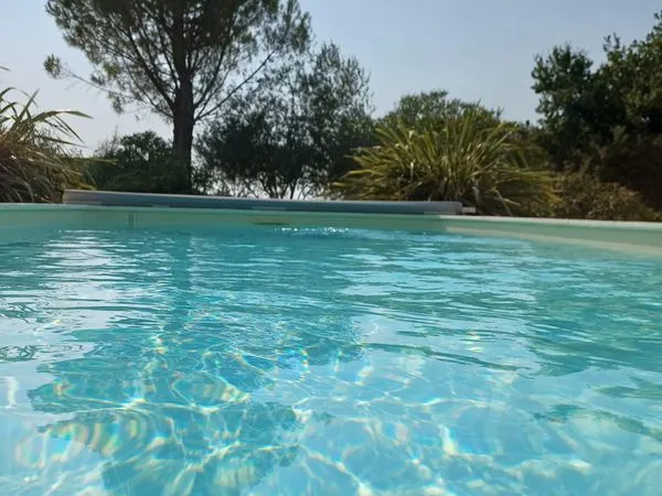 Villa de plain-pied sans vis-à-vis - parc de 2938 m2, piscine et autonomie énergétique (Allan)