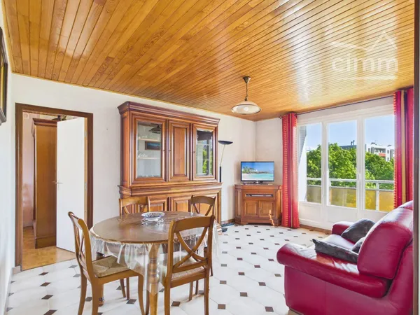 FONTAINE – T3 traversant 51,69 m² – 2 chambres – Loggia – Cave – Résidence sécurisée – 95 000 €fermé