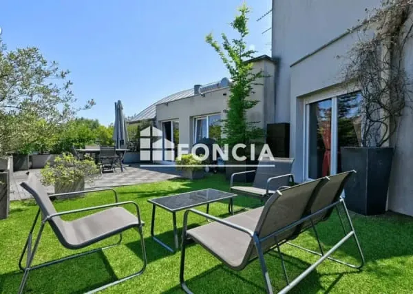Cergy le haut, 2 mn du rer a et ligne l, appartement au dernier etage avec deux terrasse dont une de