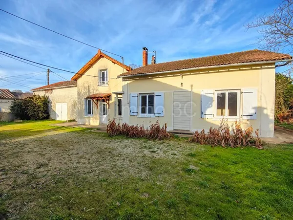 Maison en pierre avec petite maison rénovée