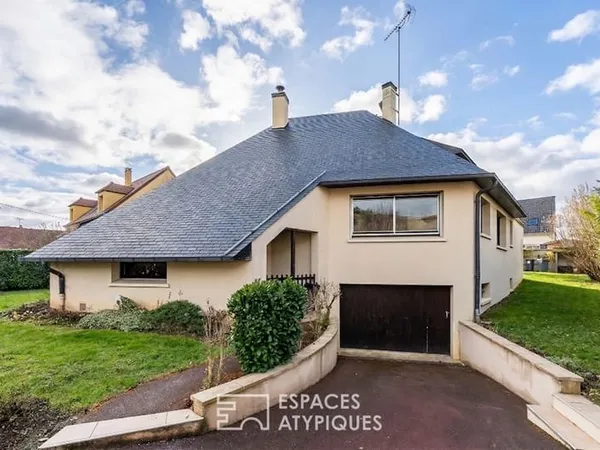 La maison à l'architecture atypique avec jardin