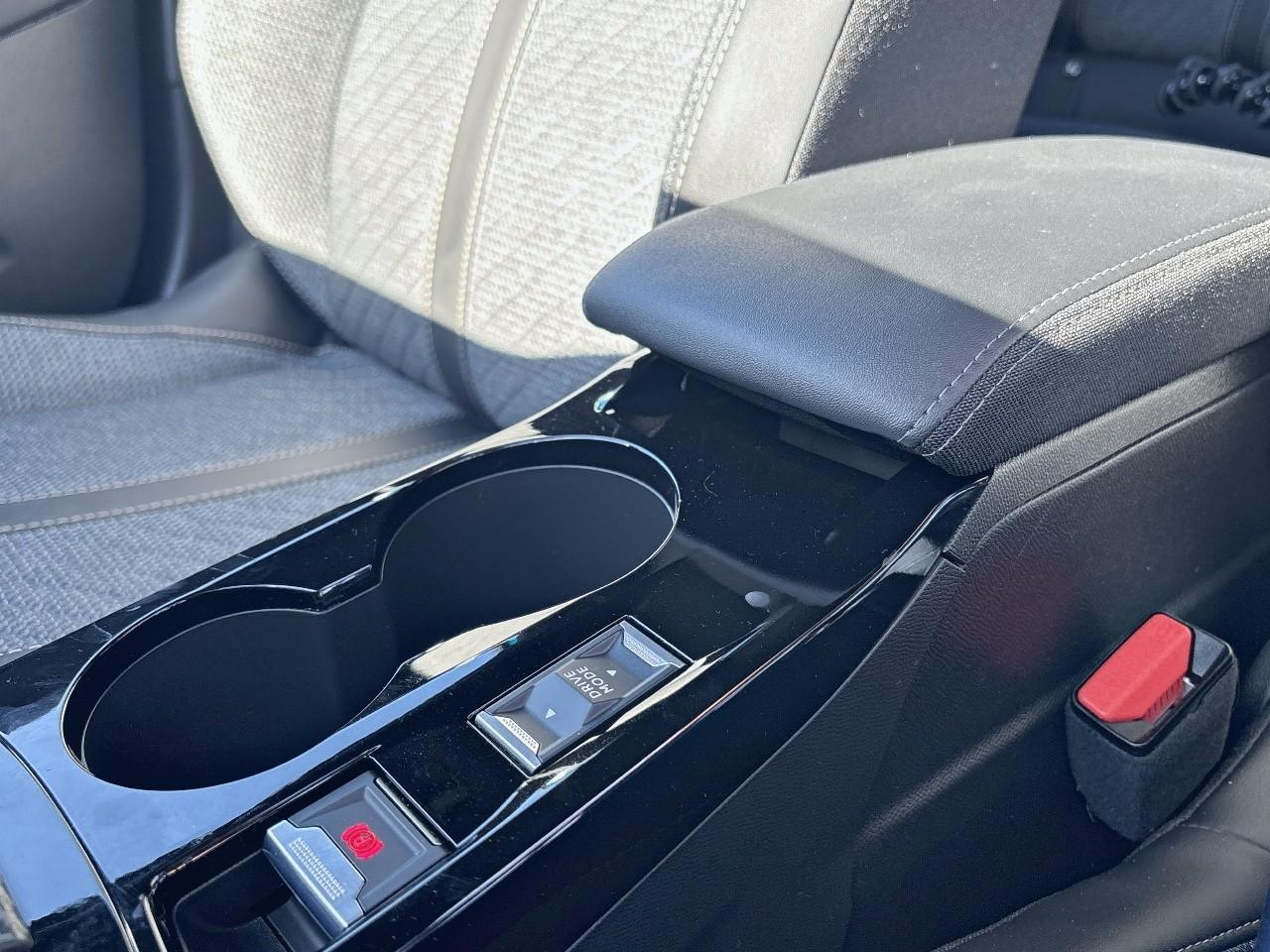 Peugeot 2008 1.2 hybrid 145ch allure e-dcs6 — photo 22