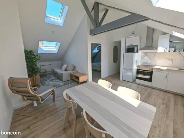 À LOUER - T2 de 45 m² meublé et rénové - Centre-ville de Villeneuve-sur-Yonne