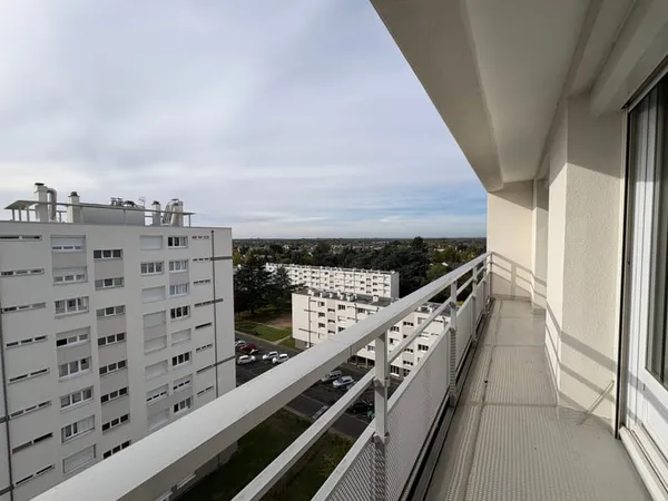 ORLÉANS SUD - Résidence les Roseraies - T4 dernier étage avec balcon et cave
