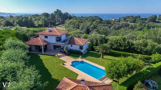 Maison 7 pièces 235 m²